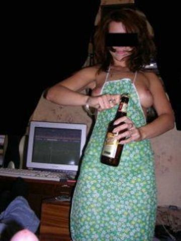 Esposa servindo de cerveja e piroca na boca em fotos
