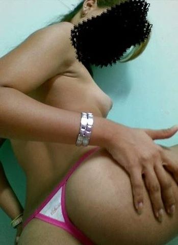 Magrinha assanhada de 27 aninhos peladinha mostrando bucetinha rosada