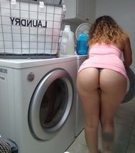 Foto namorada bunduda provocando pelada lavando roupa na lavanderia