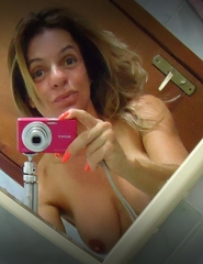 Fotos self mostrou peitos grandes no espelho do banheiro
