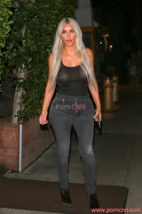 Fotos famosa Kim Kardashian e suas roupas transparentes