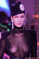 Fotos modelo Bella Hadid de roupa transparente pagando peitinho