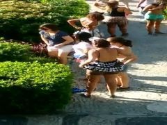 Flagra várias mulheres mijonas do carnaval de Vila Velha  ES