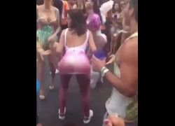 Flagra Bruna Marquezine rebolando de vestido transparente Carnaval 2017 RJ