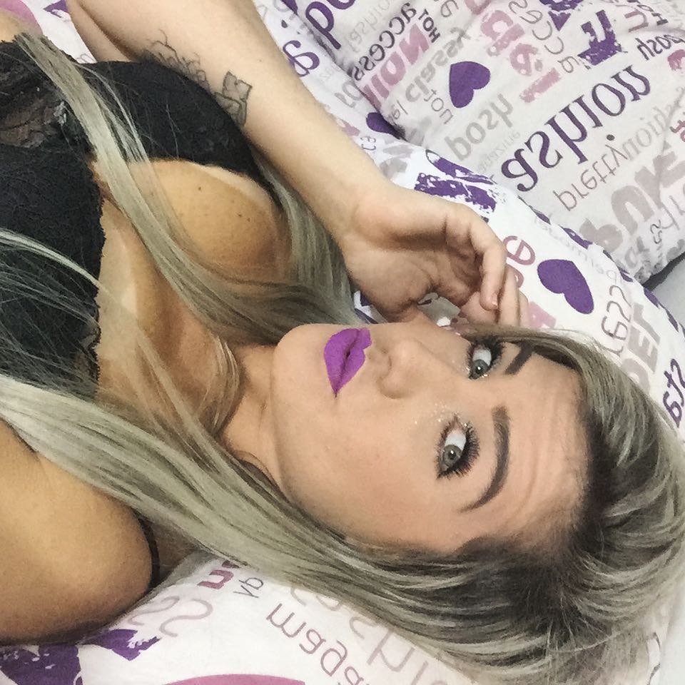 Lésbica Bruna Franquez loira colocou amiga pra chupa xoxota maciota