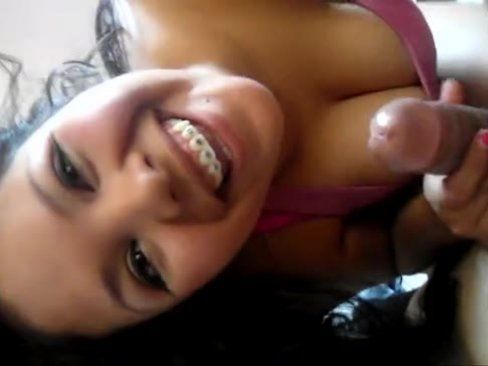Amiga sorridente da faculdade mamando pica fazendo porno caseiro