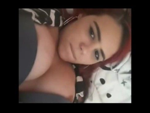 Vídeo ruiva safada e peituda exibindo tetas grandes na cam