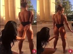 Vídeo amiga passando óleo do bumbum perfeito da modelo Sommer Ray