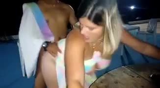 Caiu loirinha assanhada com bumbum empinado fodendo dentro do bar