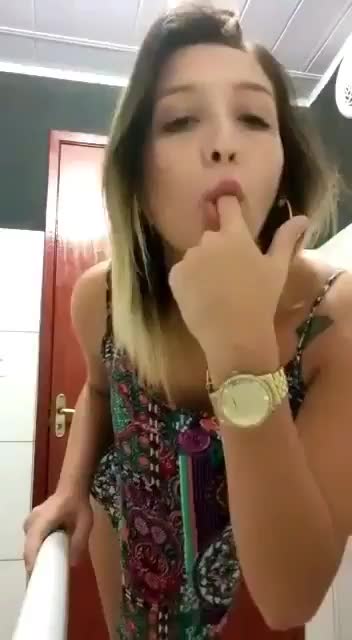 Video Sabrina novinha caiu na net abrindo sua bunda grande e enfiando dedo no cu