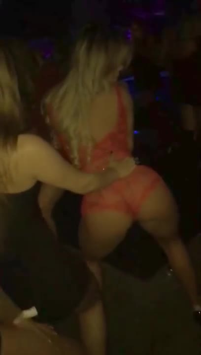 Provocando na balada rebolando seu bumbum grande