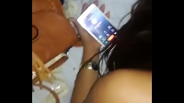 namorada novinha fodendo com amigo enquanto corno esta no celular