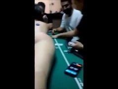 Vídeo rapaz apostou namorada bunduda no jogo de cartas