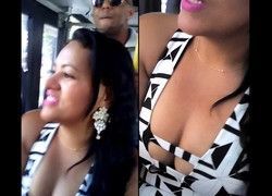 Flagra morena com decote peito quase rasgando a blusa no ônibus