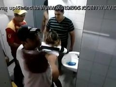 Filmando safada fornecendo pepeca para gelara no posto de gasolina