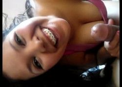 Amiga sorridente da faculdade mamando pica fazendo porno caseiro