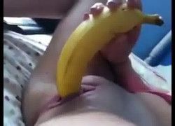 Caiu na net novinha masturbando com banana na periquita rosada