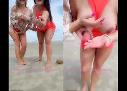 Duas mulheres gostosas peitudas fazendo safadeza na praia - SC