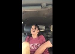 Vídeo tia safada abrindo as pernas para sobrinha mexe na sua bucetinha dentro do carro - PornHub