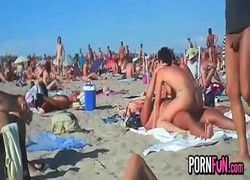 casais amadores na praia nua fudendo e gozando